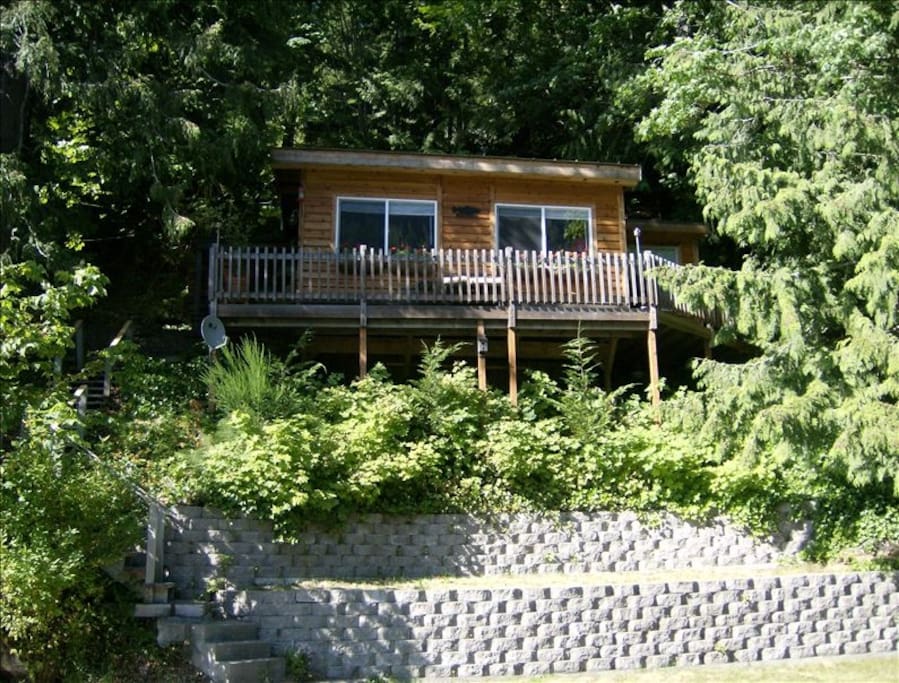Nestled on the bank of Lake Sutherland, this cabin is private and comfortable.