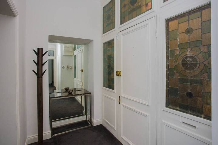 Homely Modern Apartment in South Kensington gallery image 2