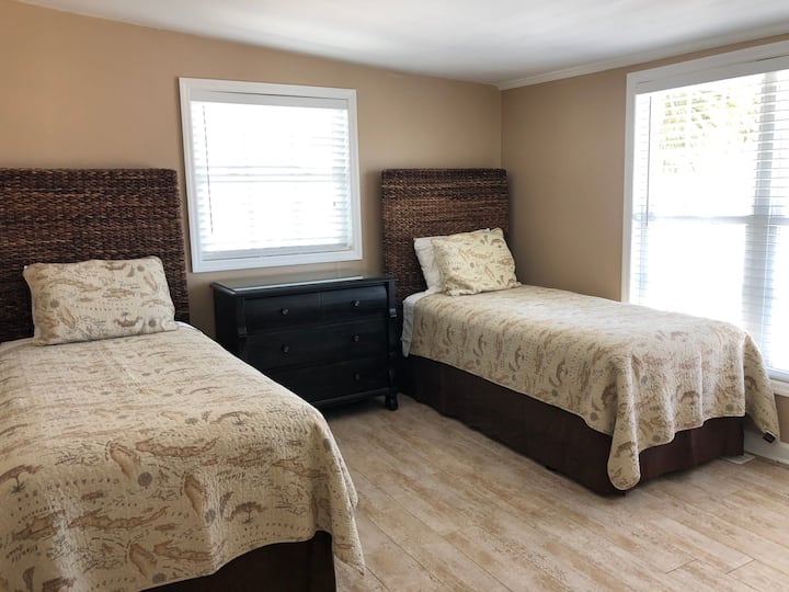 קומה ראשית: Guest Rm #3 
w/ 2 מיטות זוגיות או שילוב כדי ליצור מיטת קינג סייז אחת
ממוקמת בחזית הבית, מימין כשאתם נכנסים מהדלת הקדמית