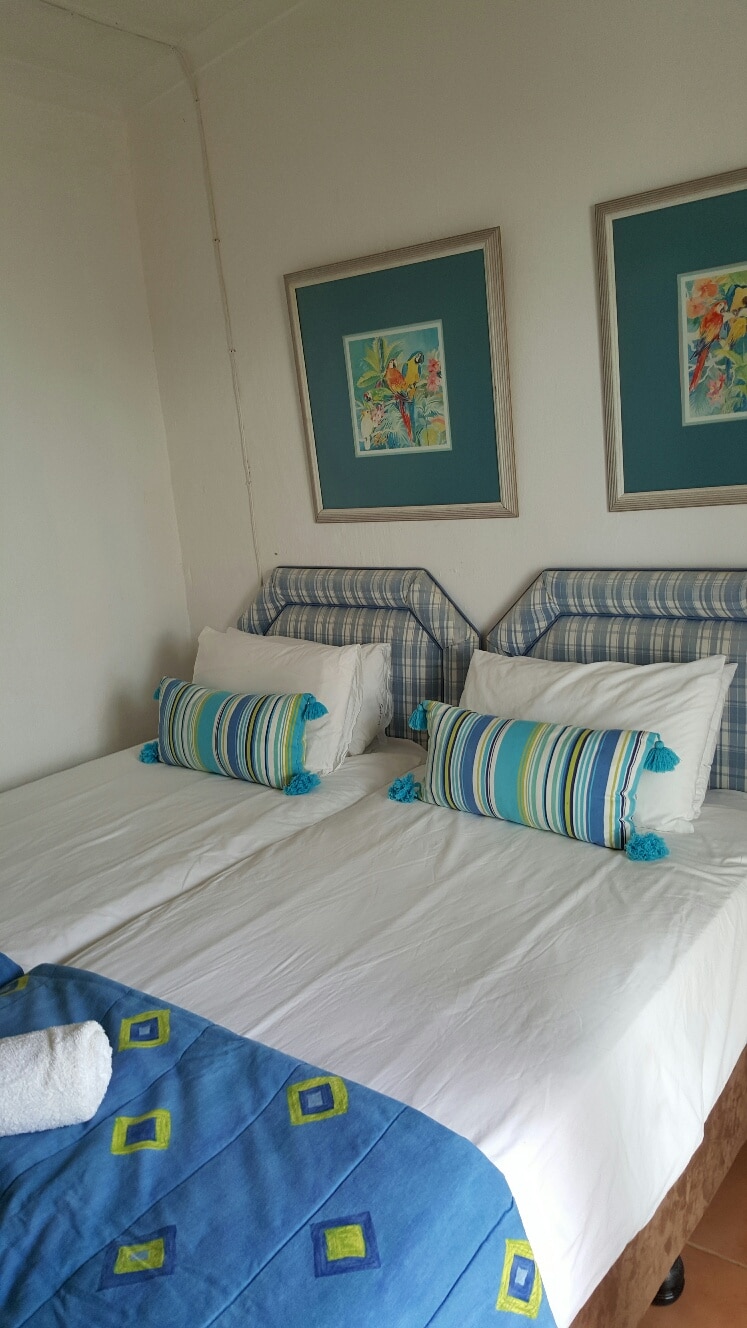 غرفة في كوخ خارجي، سريران مفردان أساسيان ونظيفان صغيران   لا يمكن لخزائن استخدام السكك الحديدية والأدراج في الغرفة المركزية  