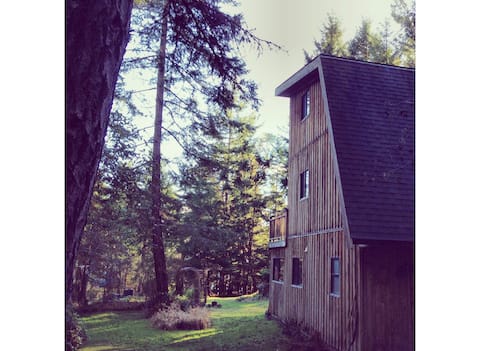 Successful Airbnb property: Tall House- Walk to Beaches in Southern Gulf Islands