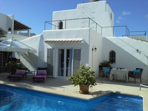 Anuncio de Airbnb popular: Charming Chalet near the Beach ETV/9301 en Santanyí