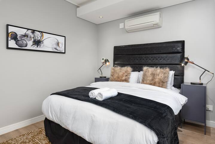 Deluxe Apartment | Views | Fast WiFi | Pool Access gallery image 4