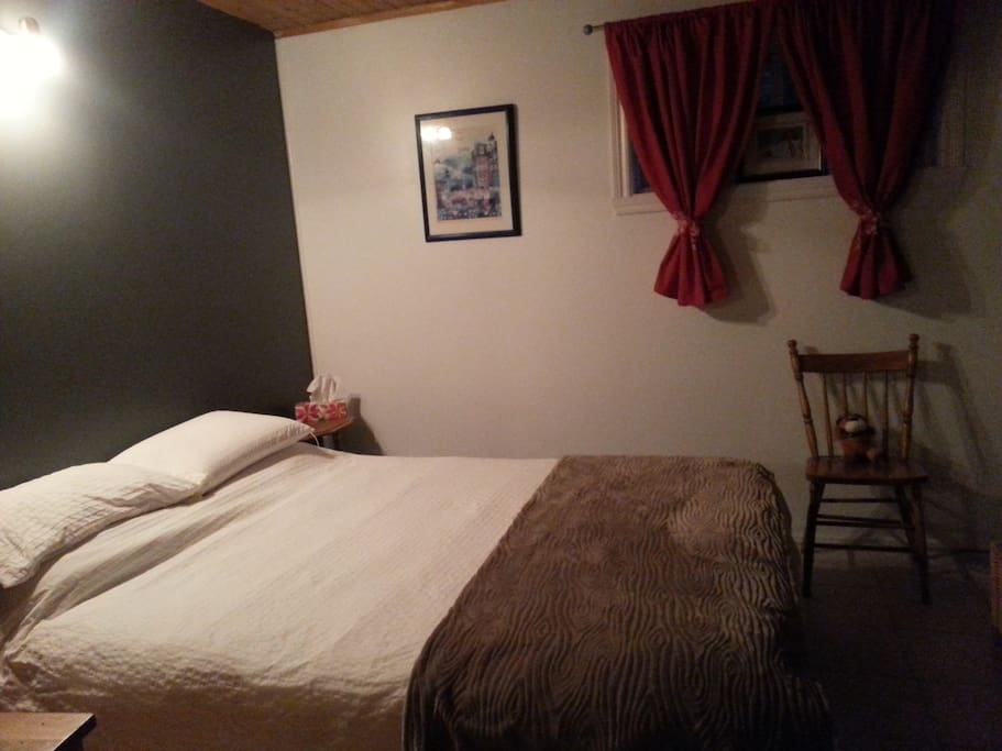 Chambre bleue. Au sous-sol. Lit queen