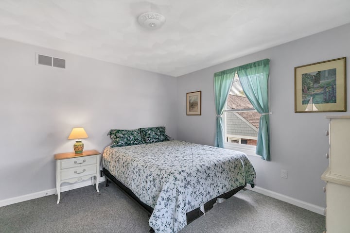 مجهز بسرير بحجم كبير وخزانة كبيرة