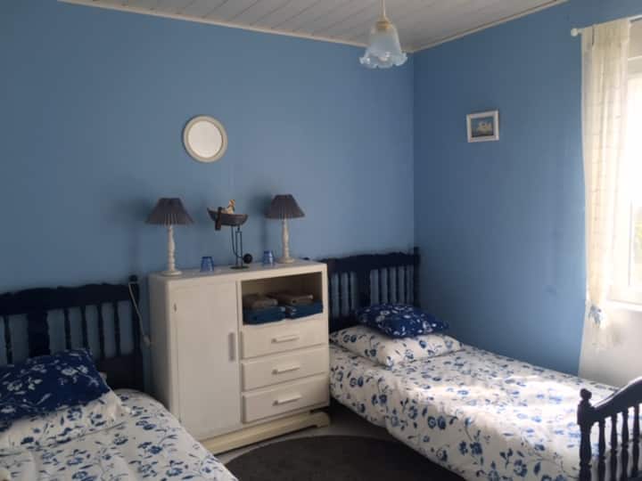 Ლურჯი ჩრდილები ამ ოთახისთვის ვინტაჟური ავეჯით. Დილის მზე ყვავილების თეთრეულზე