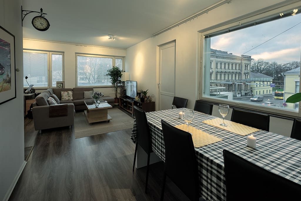 Dining table with cultural scenery outside provide with memorable impression.