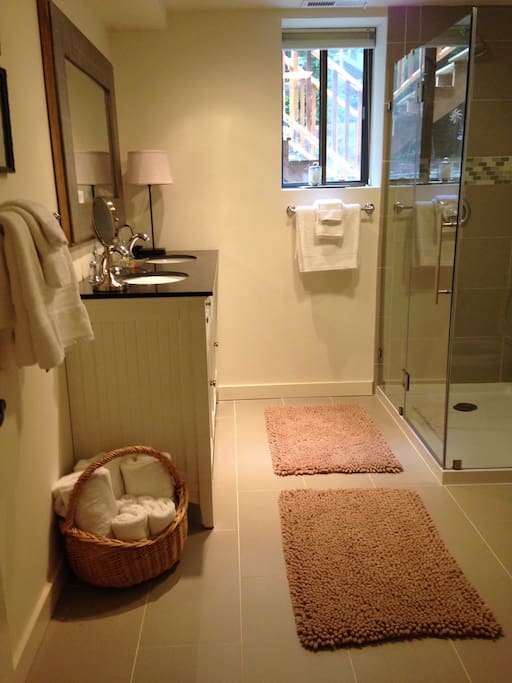 Fabulous deluxe bathroom with plenty of fluffy organic towels, soaps & lotions!
