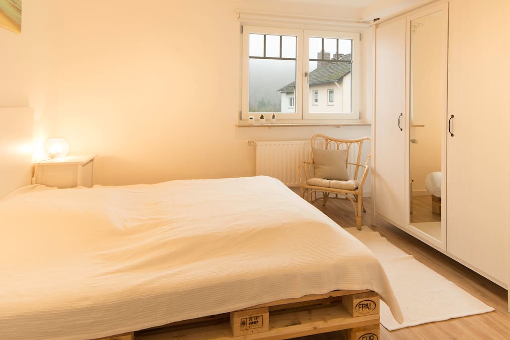 Schlafzimmer 1 mit Doppelbett (1,60 m breit)