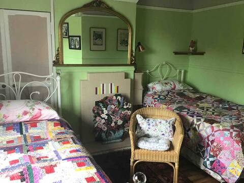 Ontspannende En-Suite Twin @ The Dolls House, Latton