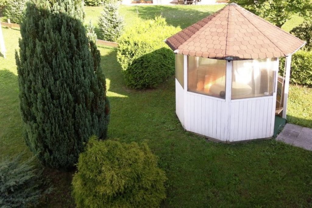 Garten mit Pergola