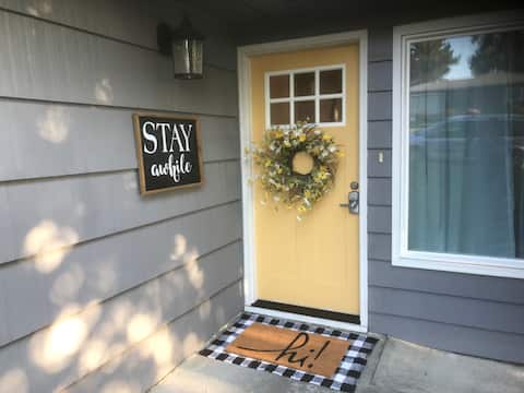 Stay Awhile - Pet Friendly, Fenced Yard