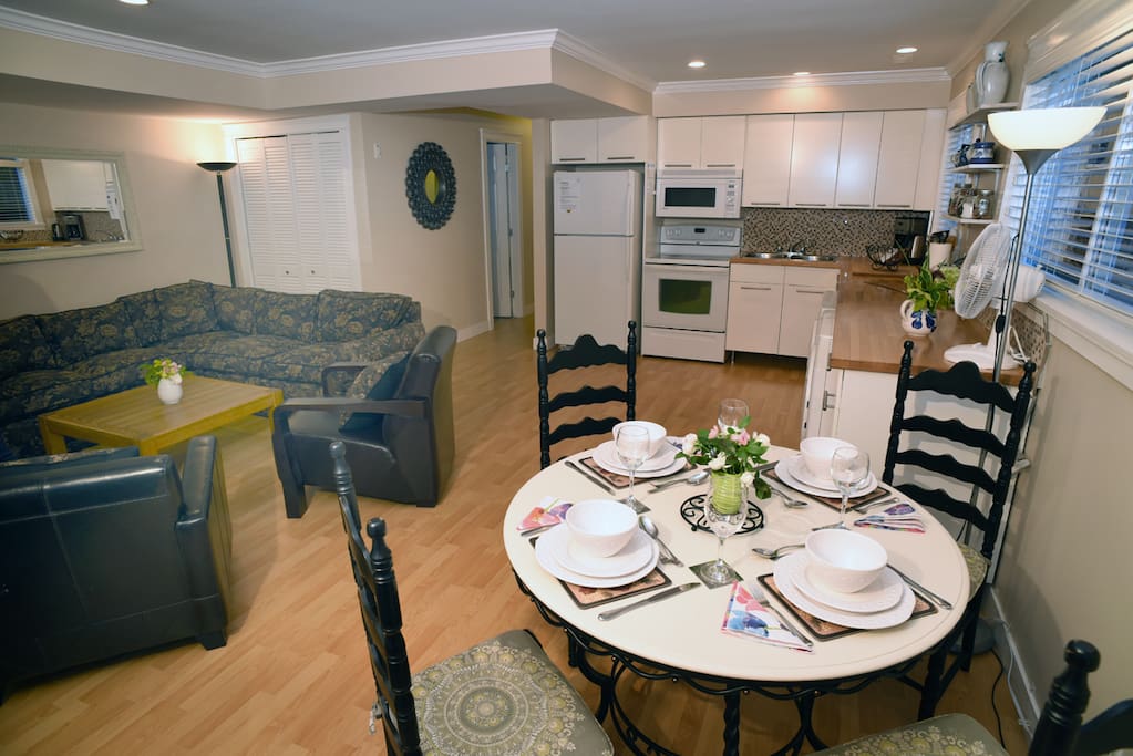 Dining table to kitchen