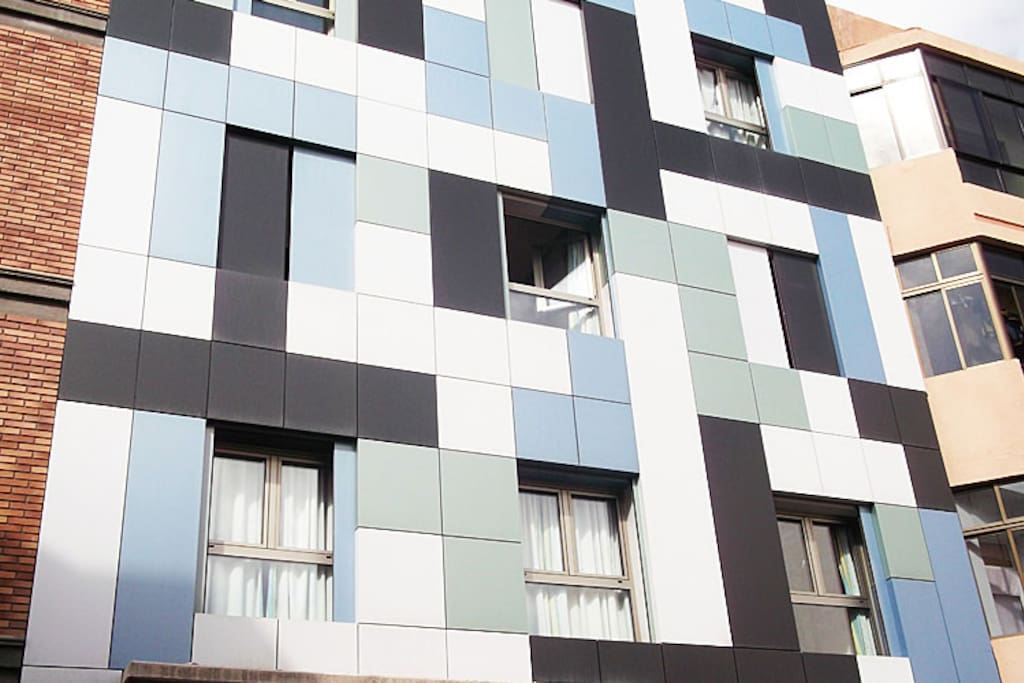 Edifico moderno y de nueva construcción