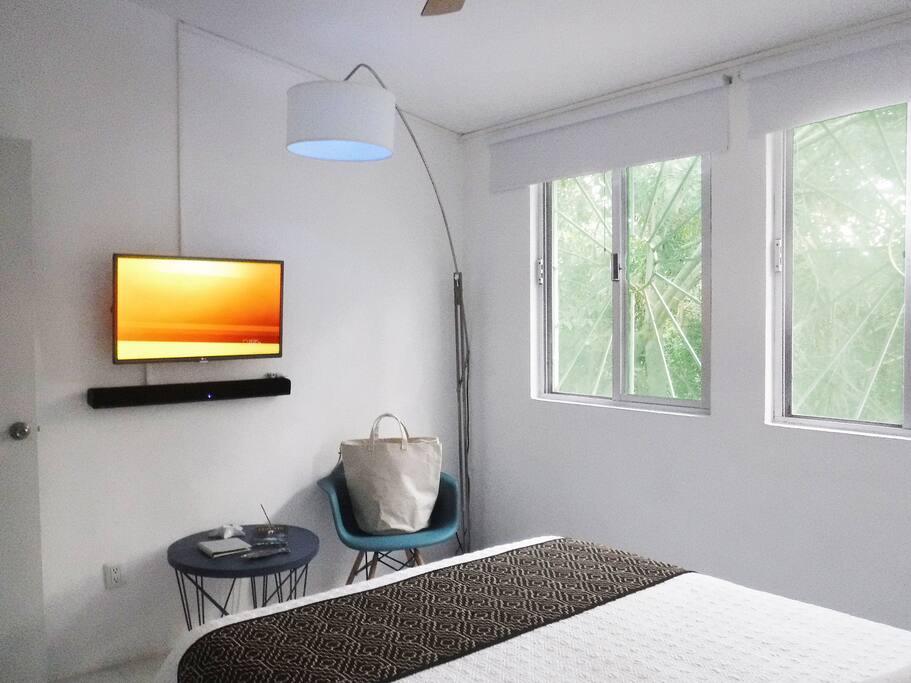 Your favorite cable channels on HDTV and a Bluetooth sound bar so you can also play your favorite music from any smartphone, tablet or laptop./ Tus canales de cable favoritos en TVHD con barra de sonido Bluetooth para que también puedas disfrutar de música desde tu smarthphone, tableta o laptop.