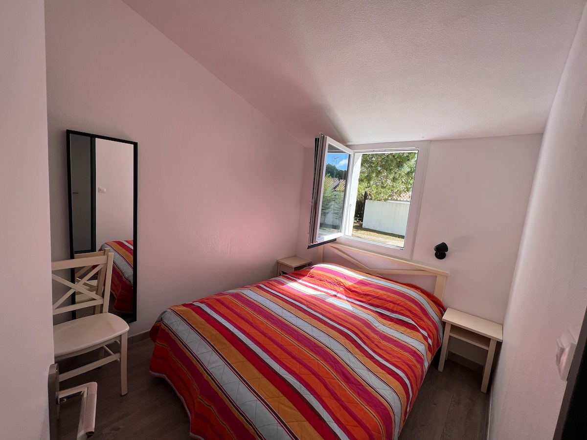 Chumba cha kulala cha Master kilicho na kitanda cha sentimita 160