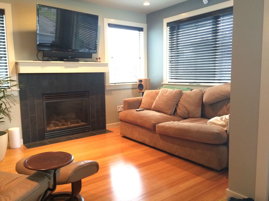 Cable Tv, Apple Tv, Fireplace and comfy couch