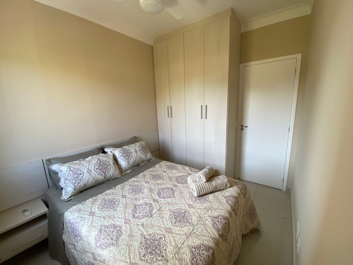 cama matrimonial y armario 