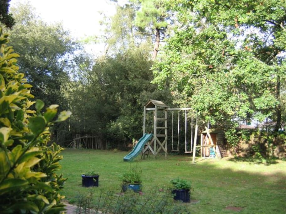 jardin privé avec jeux enfants