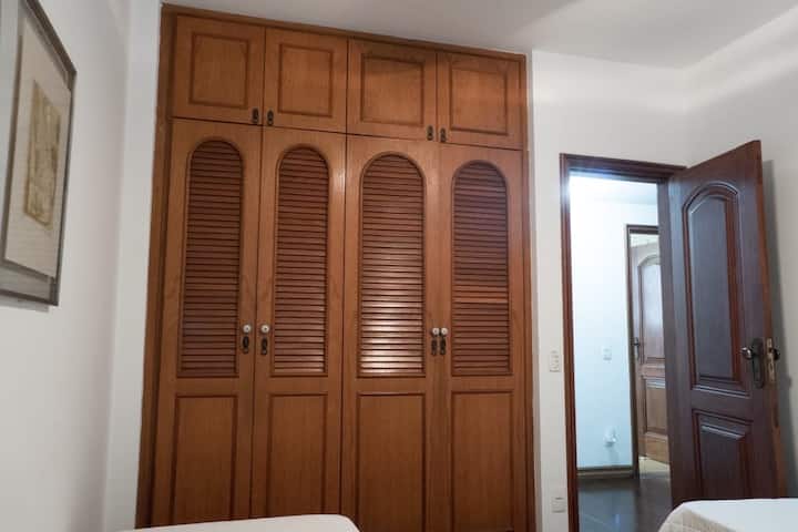 Skriňa na stenu v 1. spálni