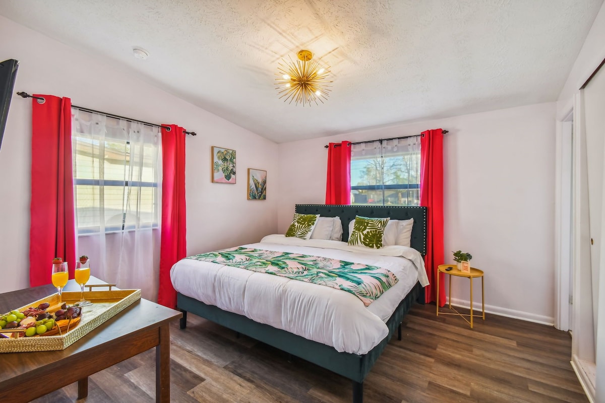 Bwana ana godoro la kustarehesha na la kustarehesha la kumbukumbu ambalo utawahi kulala! Unajisikia mvivu? Kaa kitandani na utazame filamu kwani pia ina tv