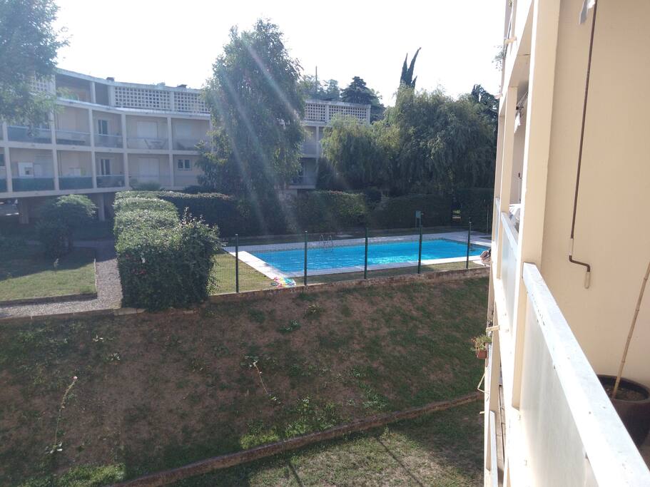 La piscine collective vue de la chambre