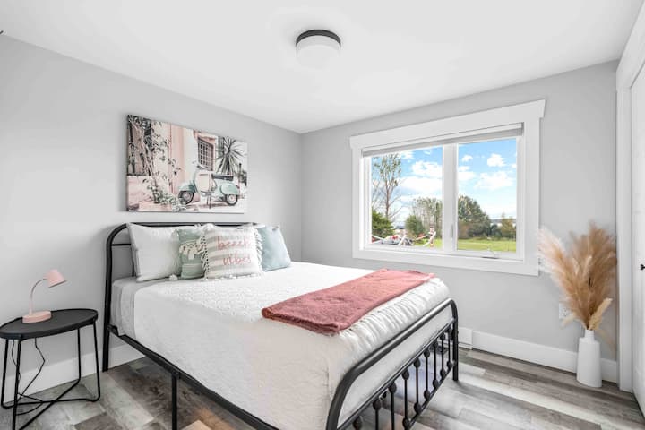 Bedroom 3: queen size bed