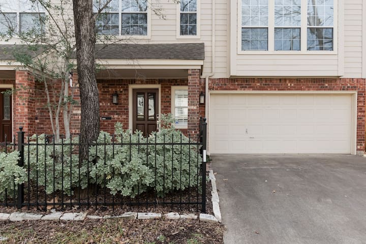 Sparkling Oasis of Oak Lawn – Dallas