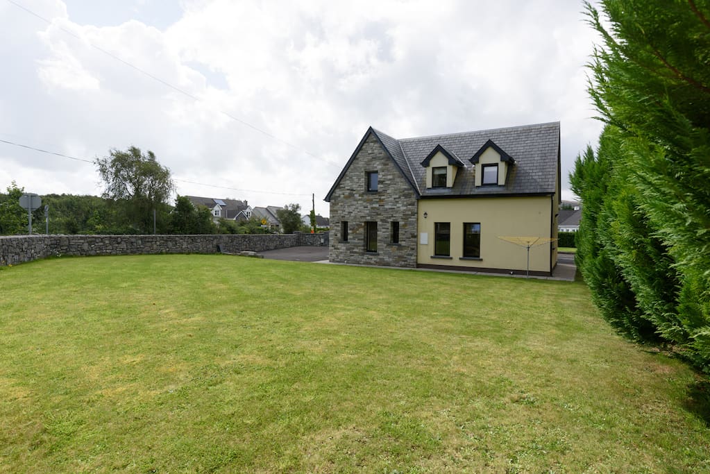 Spacious front garden