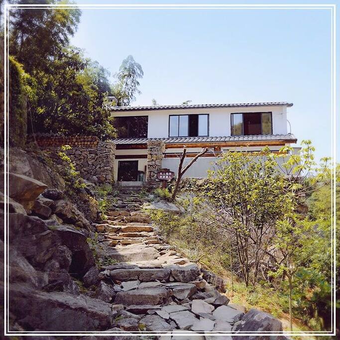 “湖州安吉县,门与白云齐。禹力不到处,河声流向西。去衙山色远,近水月光低。中有高人在,溪头曳杖䉫。”