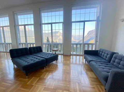 Lake Como, lakeview apartment in a villa