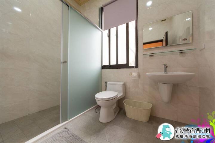 East Shore - Vanilla Purple Room (New Elevator Villa ~ Car Rental, Car Share)