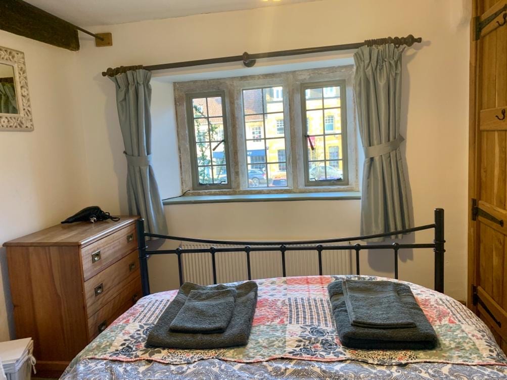 Ორადგილიანი საძინებელი კოტეჯის წინ, რომელიც გადაჰყურებს მაღლივ ქუჩას