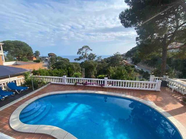 Soleada casa. Piscina, vistas, intimidad. gallery image 2