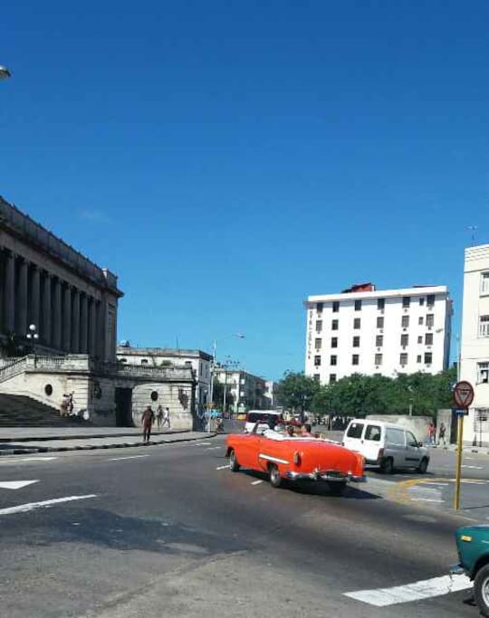 Universidad mit Oldtimer