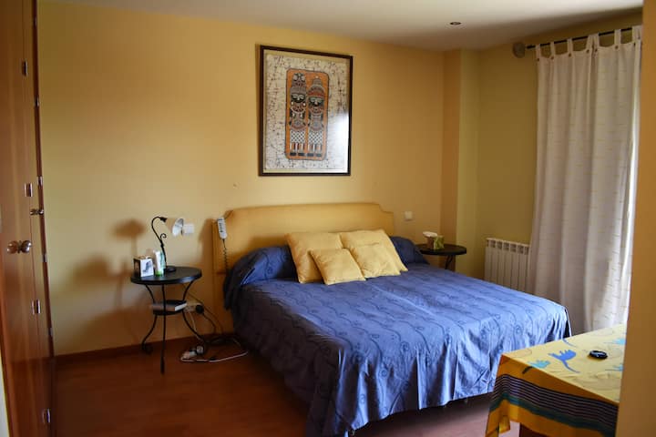 GLAVNA SPAVAĆA SOBA NA GORNJEM KATU (krevet 1,60 m)