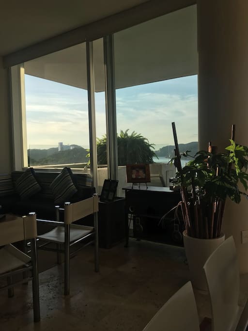 El condominio es la perla tiene cuatro albercas. Empleada incluida 12500 pesos la noche. Salida y entrada flexible