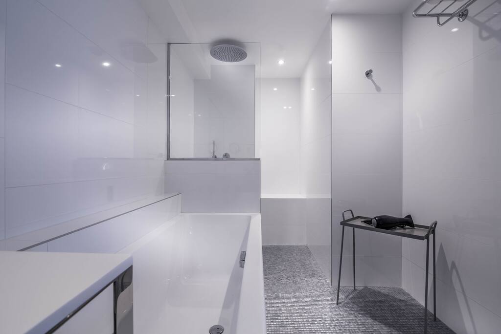 Salle de bain avec douche, baignoire et double vasque
