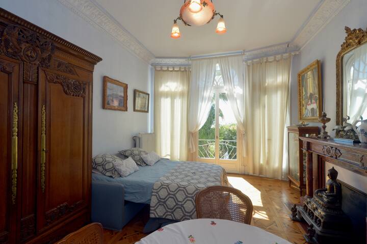 เลขที่ 10; ห้องนอน/ห้องนั่งเล่นจัสตินที่มีเตียง (Rapido) ขนาด 140 x 200 ซม.
อุปกรณ์เพิ่มเติม: เครื่องปรับอากาศแบบย้อนกลับได้ 