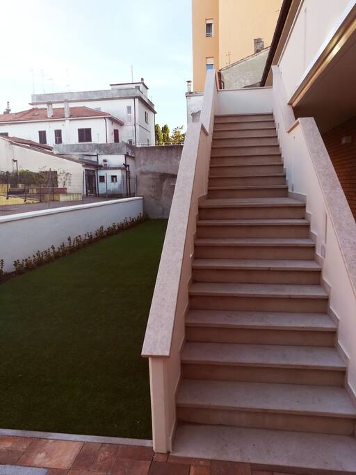 Scale di accesso piano superiore residence