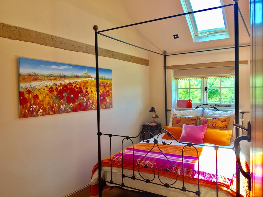Master bedroom with four poster king size bed and TV/Radio.