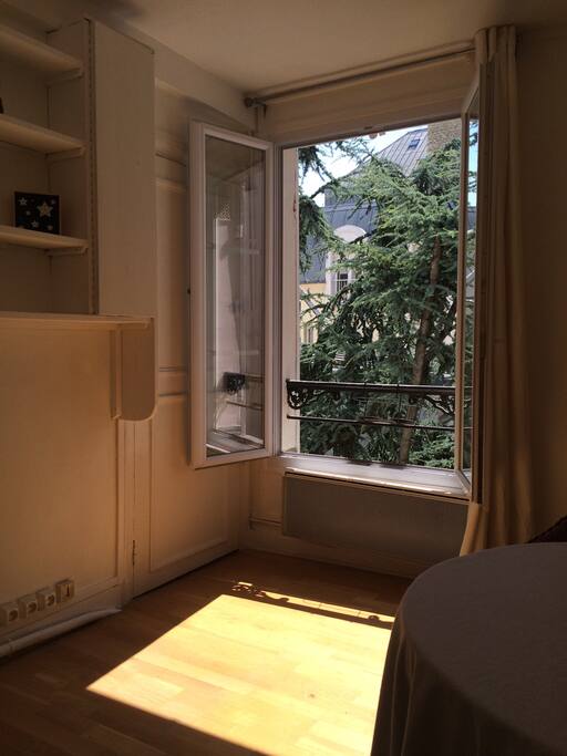 Le salon, plein sud, donnant sur le jardin