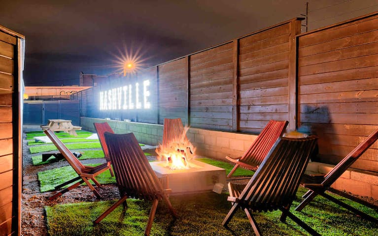 New Luxe-Walk To Broadway! 13 Beds|Hot Tub/Pool! gallery image 2