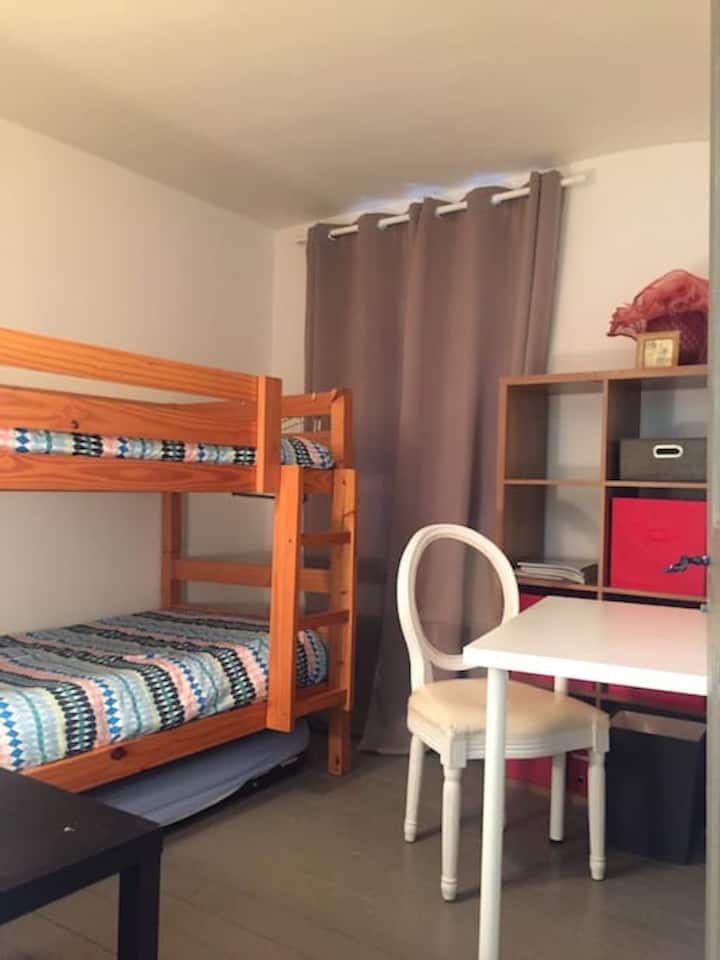 ห้องนอน/โต๊ะทำงานขนาดเล็ก