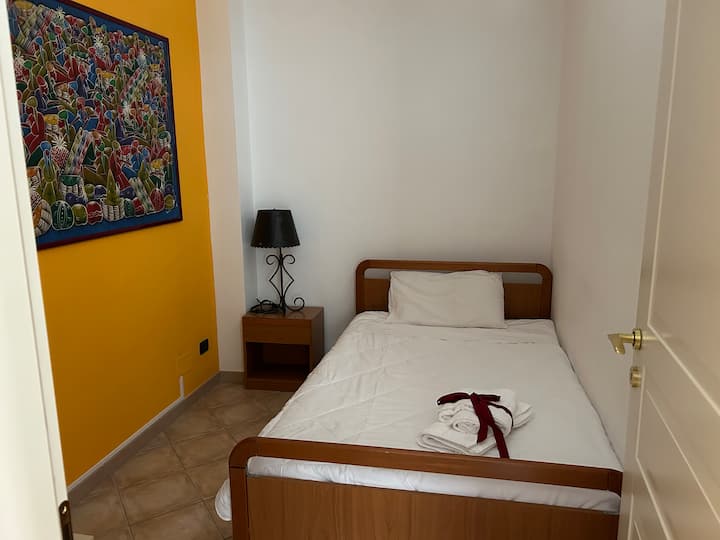 חדר ליחיד עם חדר שינה וחצי 