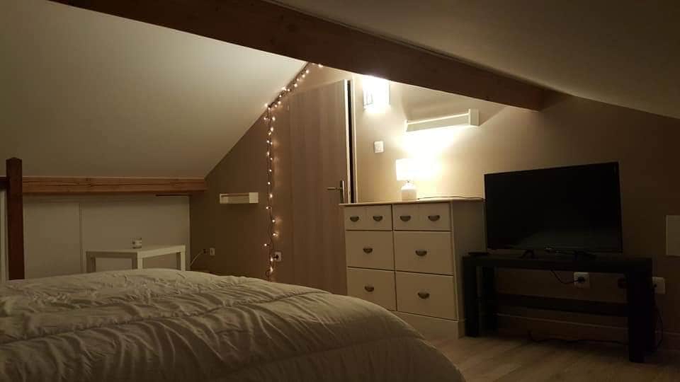 Chambre à l'étage lit 140