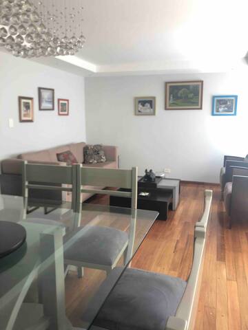 Hermoso depto. con jardín y excelente ubicación