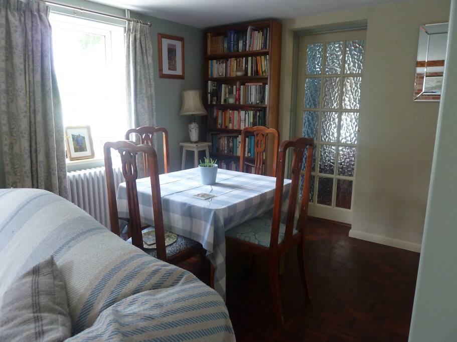 Sitting room, with small dining table