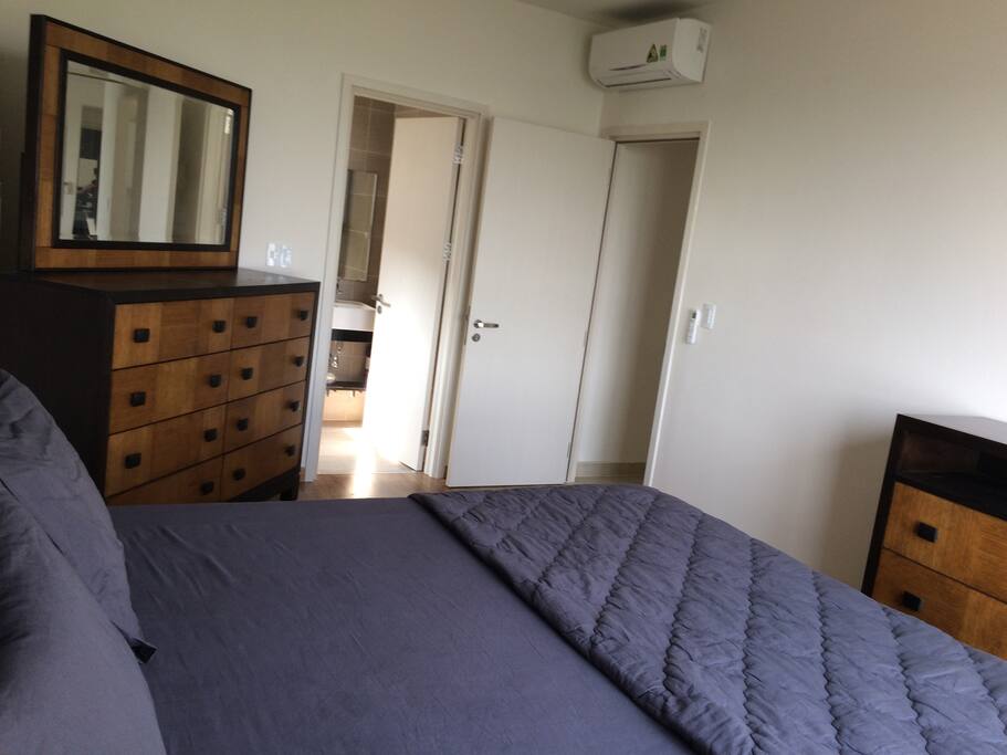 King-bed room