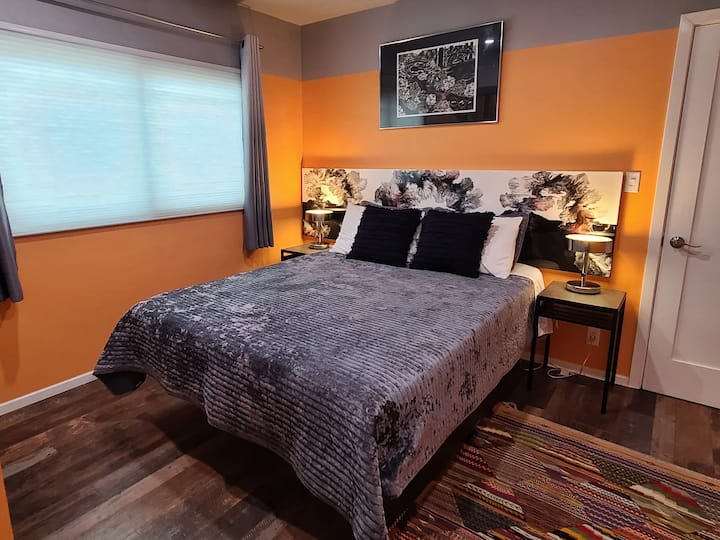 Segundo dormitorio con cama queen.